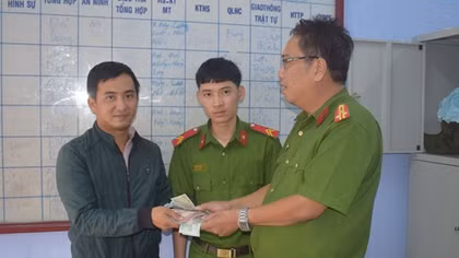 Chiến sĩ nghĩa vụ nhặt được tài sản trao trả cho người đánh rơi