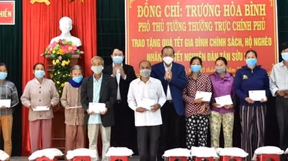 Phó Thủ tướng Trương Hòa Bình tặng quà Tết tại Thừa Thiên Huế 