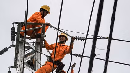 Điện lực miền Trung khẩn trương khôi phục cấp điện trở lại cho người dân
