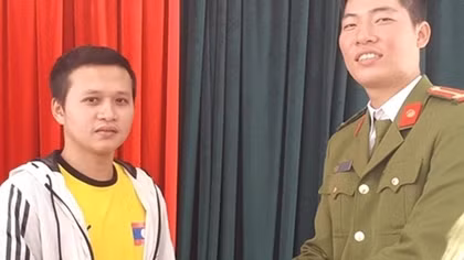 Công an TP Huế trao trả tài sản đánh rơi cho sinh viên Lào