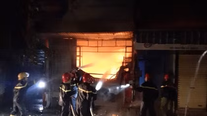 40 cảnh sát kịp thời khống chế vụ cháy ngôi nhà 3 tầng