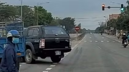 Phạt tiền, tước bằng lái tài xế điều khiển ô tô biển xanh vượt đèn đỏ