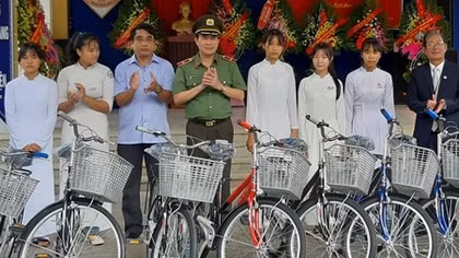 Trao tặng xe đạp, chăn bông cho học sinh nghèo hiếu học ở miền núi