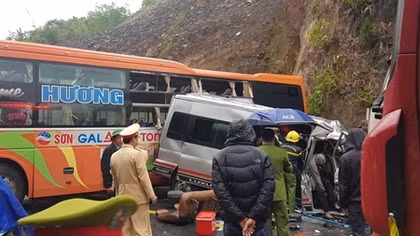 Tai nạn liên hoàn giữa xe khách và xe đầu kéo, nhiều người thương vong