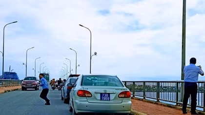 Bộ Xây dựng xin lỗi về đoàn xe biển xanh dừng trên cầu Nhật Lệ 1