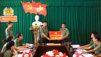 Trao 100 triệu đồng hỗ trợ CBCS Công an xây nhà tình nghĩa