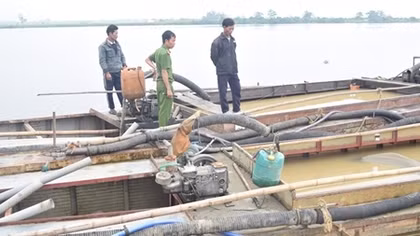 Liên tiếp bắt giữ nhiều thuyền máy “rút ruột” lòng sông Hương
