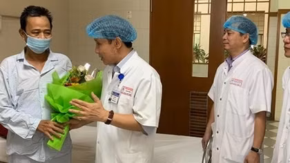 Hai bệnh nhân ghép tim và gan từ người cho chết não được xuất viện