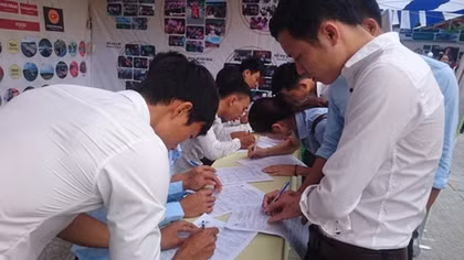 Hàng trăm sinh viên đại học được tuyển dụng dù chưa tốt nghiệp