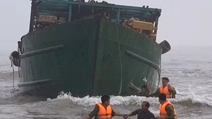 Tàu vỏ thép mắc cạn, 4 ngư dân được ứng cứu kịp thời