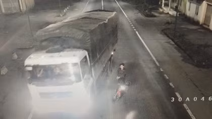 5 thanh niên dùng hung khí chặn xe tải ở hầm Phước Tượng
