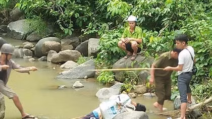 Người đàn ông đi đánh cá tử vong bất thường giữa suối