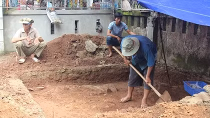 Phát hiện móng tường, om lạ tại khu vực tìm dấu tích lăng mộ vua Quang Trung