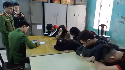 13 thanh niên mượn quán hớt tóc "chơi" ma túy