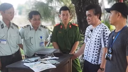 Bảo vệ di tích cố đô Huế trao trả hộ chiếu và tài sản cho du khách nước ngoài