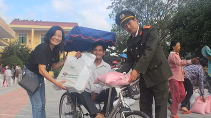 Những suất quà nghĩa tình ấm lòng người dân vùng lũ