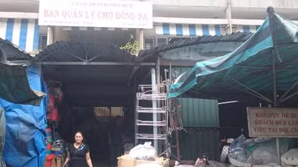 Nhắc nhở việc để xe, một bảo vệ chợ Đông Ba bị đâm nguy kịch