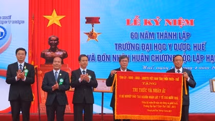 Trường Đại học Y Dược Huế đón nhận Huân chương Độc lập hạng Ba
