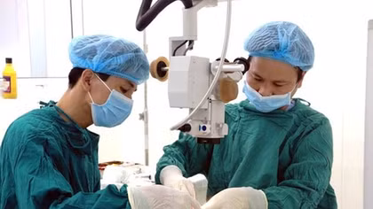 Lấy kim khâu nằm trong mí mắt nữ bệnh nhân 50 tuổi
