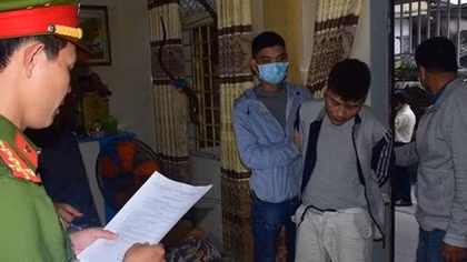 Bắt cặp vợ chồng bán ma túy trong nhà có hàng trăm kim tiêm dính máu