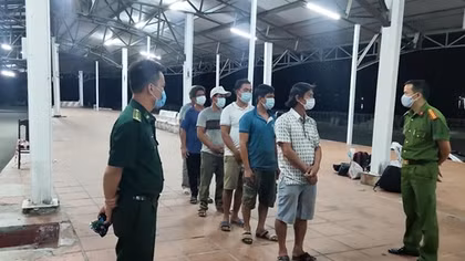 Sáu ngư dân đi bộ từ Đà Nẵng ra Huế trốn cách ly