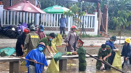 Tăng cường giúp dân làm sạch môi trường sau lũ