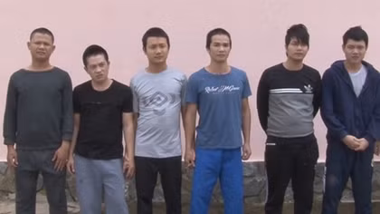 Nhóm côn đồ dùng hung khí rượt đuổi chém người trên đường 
