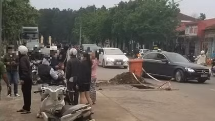 Người phụ nữ đi xe máy nhập viện do bất ngờ... rơi xuống hố ga