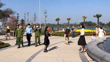 Huế xử phạt nhiều trường hợp không mang khẩu trang du xuân