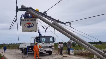Điện lực Thừa Thiên Huế lên tiếng về hơn 400 cột điện gãy, đổ trong bão