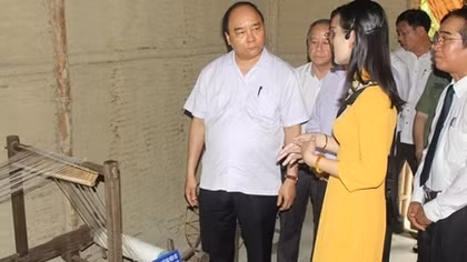 Thủ tướng dâng hương tưởng nhớ Bác Hồ tại nhà lưu niệm ở Huế