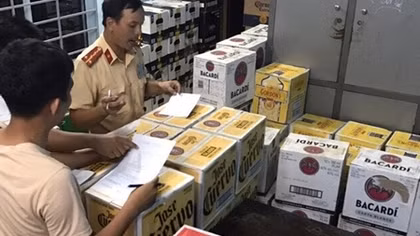 Ôtô tải chở hàng lậu bỏ chạy bất chấp hiệu lệnh dừng xe của CSGT