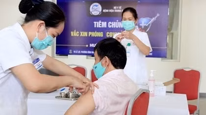Bệnh viện Trung ương Huế tiêm 3.000 liều vaccine phòng COVID-19