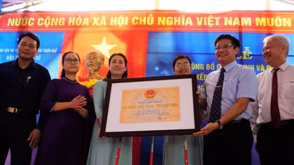 Châu Hương Viên đón nhận bằng xếp hạng di tích lưu niệm 
