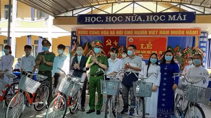Thứ trưởng Lê Quốc Hùng tặng xe đạp cho học sinh miền núi Thừa Thiên Huế