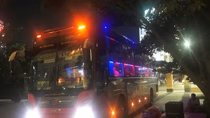 Xe khách giường nằm 'cõng' theo nhiều tạ rắn còn sống