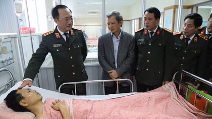 Thứ trưởng Nguyễn Văn Thành thăm hỏi, động viên CSGT bị thương lúc làm nhiệm vụ
