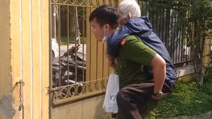 Cán bộ Công an cõng người già đi làm căn cước công dân
