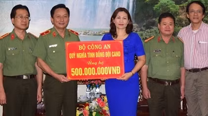 Bộ Công an ủng hộ đồng bào lũ lụt vùng Thừa Thiên - Huế