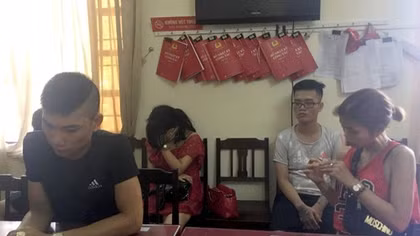 21 thanh niên phê ma túy trong quán karaoke