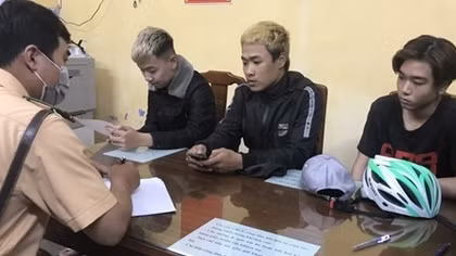 CSGT tóm gọn nhóm ‘quái xế’ đánh võng trên đường phố