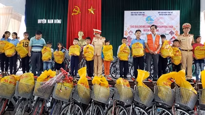 Hội Phụ nữ Công an tỉnh Thừa Thiên - Huế tặng quà cho học sinh nghèo hiếu học