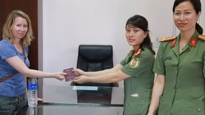 Trao trả hộ chiếu cho du khách nước ngoài bị đánh rơi
