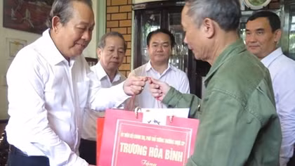 Phó Thủ tướng Thường trực Trương Hòa Bình thăm, tặng quà các gia đình chính sách tại Huế