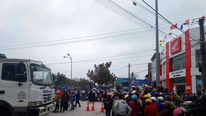 Người phụ nữ bán gạo bị xe tải cuốn vào gầm