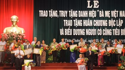 Thừa Thiên - Huế tổ chức trao, truy tặng danh hiệu Bà mẹ VNAH và biểu dương người có công 