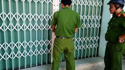 Truy tìm nhóm côn đồ khóa cửa giam lỏng một gia đình 