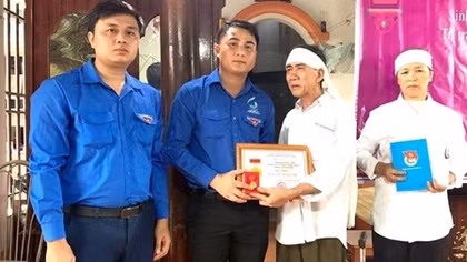 Truy tặng bằng khen nam sinh viên quên mình cứu bạn