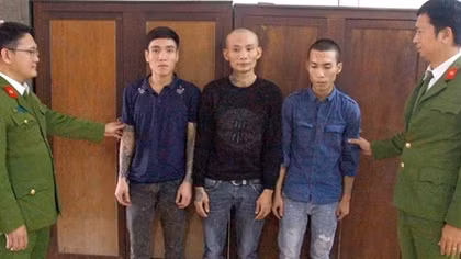 Nhóm đối tượng mang súng tự chế xông vào quán game đòi nợ