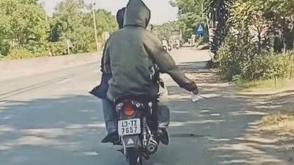 Xử phạt nhóm đối tượng rải tờ rơi cho ‘vay nóng’ gây mất mỹ quan đô thị